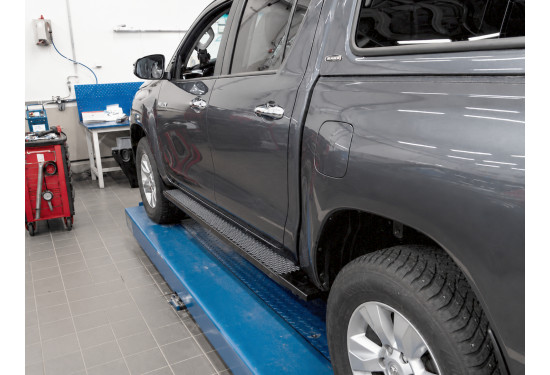 Силовые пороги АМЗ для Toyota Hilux 2015-2020