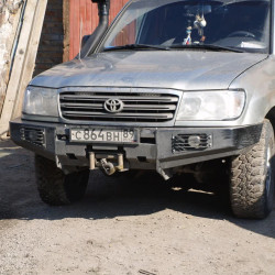 Передний силовой бампер для Toyota Land Cruiser 105 с местами под ПТФ и площадкой под лебедку