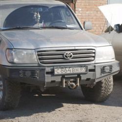 Передний силовой бампер для Toyota Land Cruiser 105 с местами под ПТФ и площадкой под лебедку
