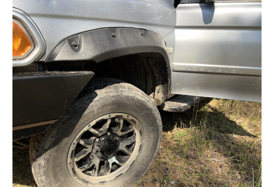 Расширители колёсных арок для Mitsubishi Pajero Sport I (1998-2007) (под силовой бампер)